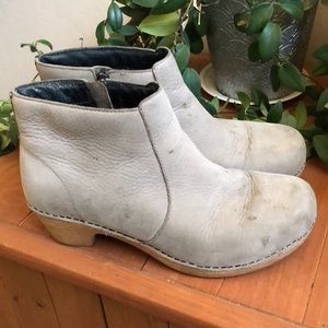 Dansko Maria Taupe nubuck bootie size 39